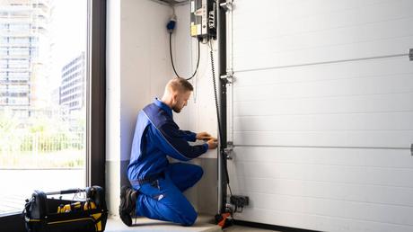 From Dysfunction to Function: The Role of a Garage Door Repair Service