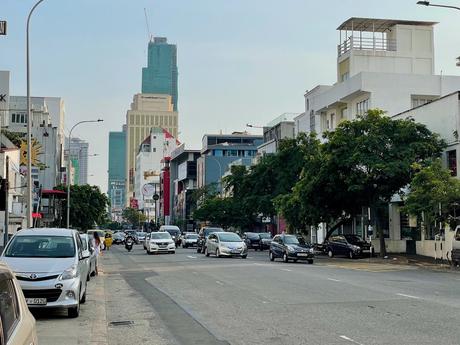 busy colombo street near cinnamon gardens