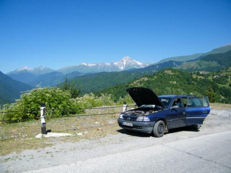 Broken-down-car-in-svaneti-georgia