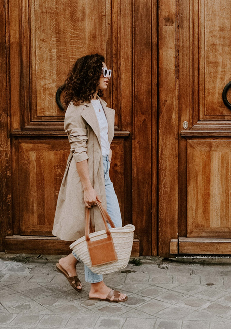 Spring Outfit Trends: Discover the Hottest Looks in 2024! 12 Jeans + sandals + straw bag + white t-shirt+ sunglasses + straw bag