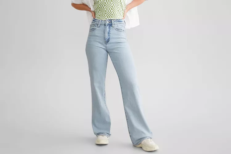 Spring Outfit Trends: Discover the Hottest Looks in 2024! 20 Vervet 90s Vintage Flare Stretch Jean