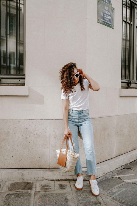 Spring Outfit Trends: Discover the Hottest Looks in 2024! 13 Jeans + sneakers + straw bag + white t-shirt + sunglasses