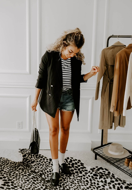 Spring Outfit Trends: Discover the Hottest Looks in 2024! 24 Striped shirt + blazer + shorts + loafers with socks