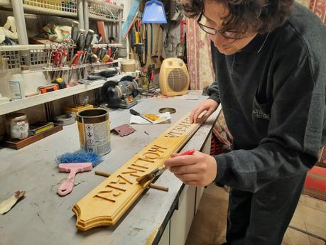 Crafting a wooden sign: a layer of varnish