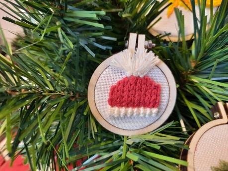 Embroidered Christmas ornaments: beanie