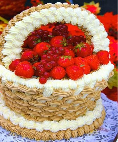 Cake with Apples Strawberries Charming