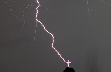 rio-christ-statue-lightning-2