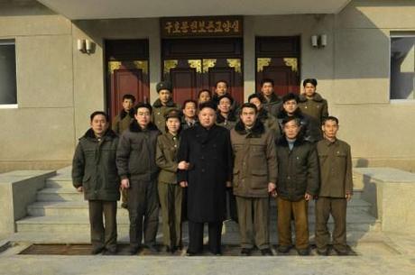 Kim Jong Un poses for a commemorative photograph with employees of the Mount Madu Revolutionary Battle Site (Photo: Rodong Sinmun).