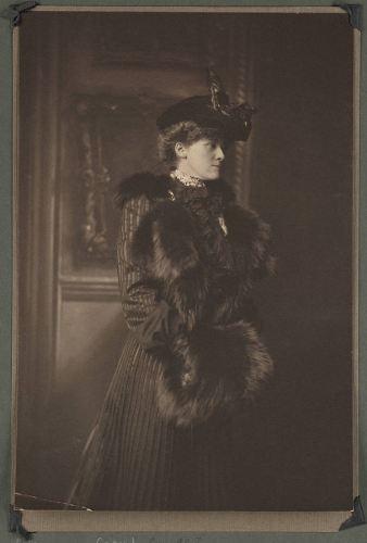 Edith_Newbold_Jones_Wharton_in_hat_with_fur_muff