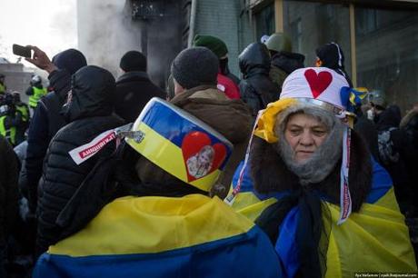 Two ladies wear symbols for former Prime Minister Yulia Tymoshenko who has been imprisoned by the current government. (foto: Ilya Varlamov)