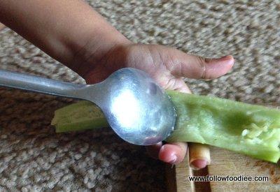 HOW TO CLEAN AND CUT SNAKE GOURD ( PUDALANGAI )