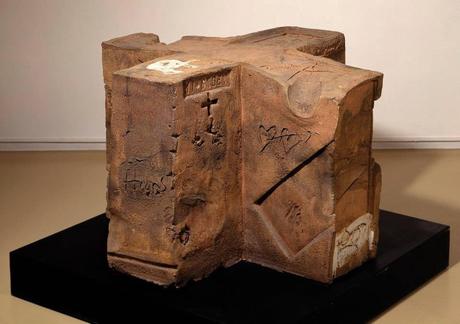 Cubo cruz, 1988 (Antoni Tapies)