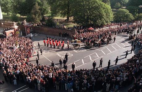 Dianas funeral cortege leaving Kensington Palace