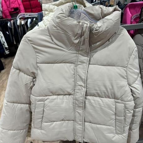 Wide horzontal lines on puffer jackets make you appear wider