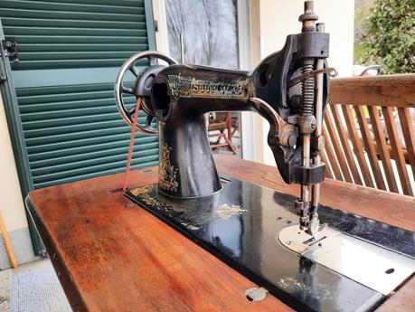We removed the cover of the tension unit of our Singer sewing machine to clean the metal plaque