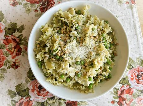 Pasta with Pesto & Peas