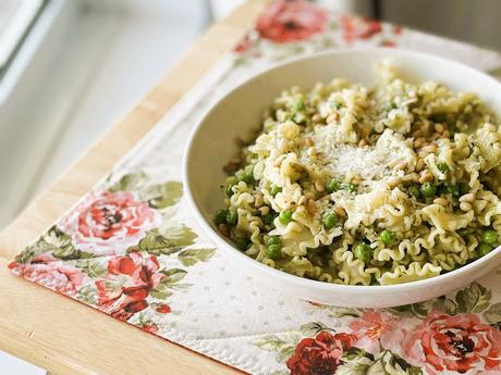 Pasta with Pesto & Peas