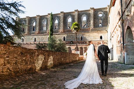 romantic-wedding-spectacular-san-galgano-abbey-tuscany_19