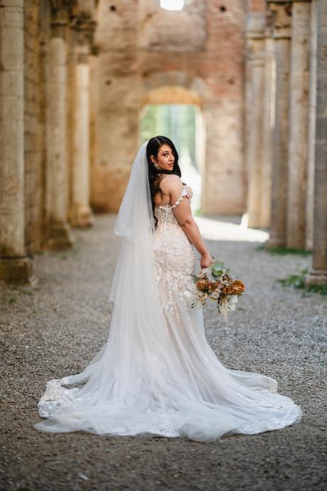 romantic-wedding-spectacular-san-galgano-abbey-tuscany_02