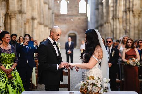 romantic-wedding-spectacular-san-galgano-abbey-tuscany_16