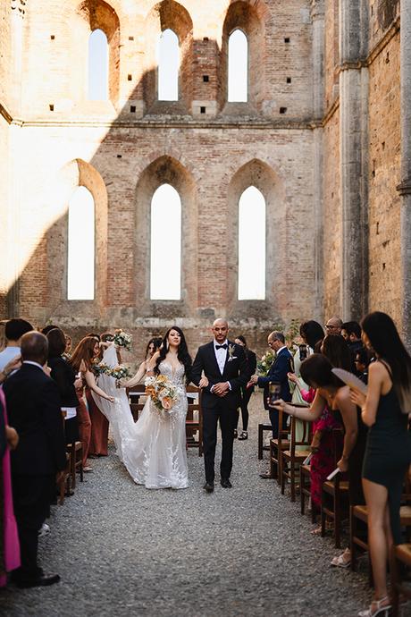 romantic-wedding-spectacular-san-galgano-abbey-tuscany_17