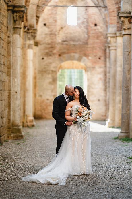 romantic-wedding-spectacular-san-galgano-abbey-tuscany_03