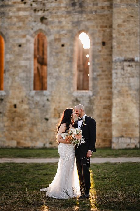 romantic-wedding-spectacular-san-galgano-abbey-tuscany_04