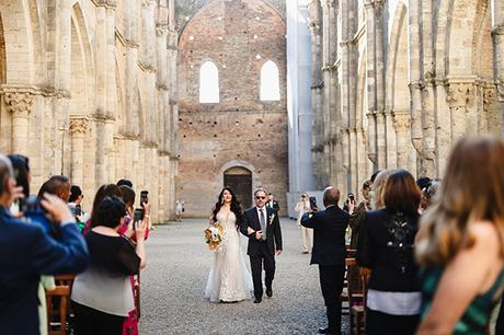 romantic-wedding-spectacular-san-galgano-abbey-tuscany_12