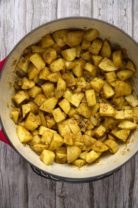 easy potato chickpea curry process shot 3