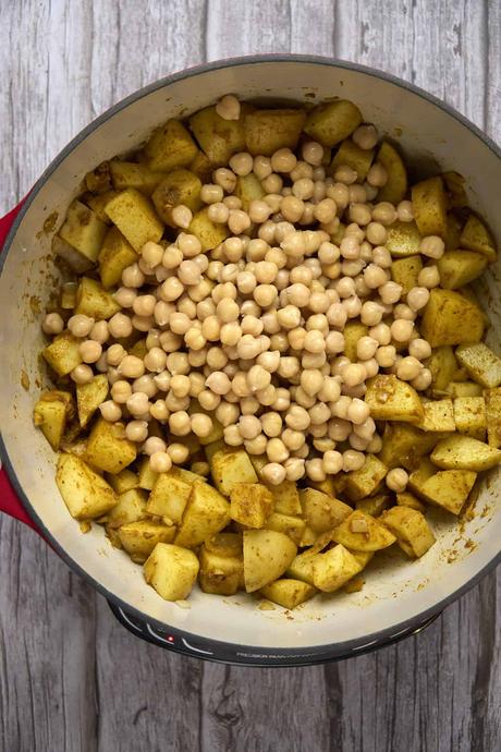 easy potato chickpea curry process shot 4