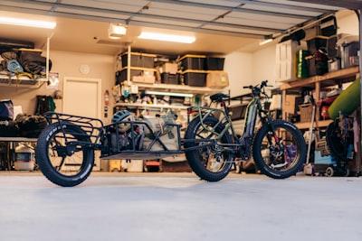 Find the Perfect Single Rail Motorcycle Trailer: Top 3 Options Available in the Market 1 a motorcycle is parked in a garage next to a motorcycle