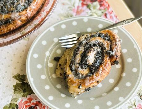 Oreo Stuffed Cinnamon Rolls