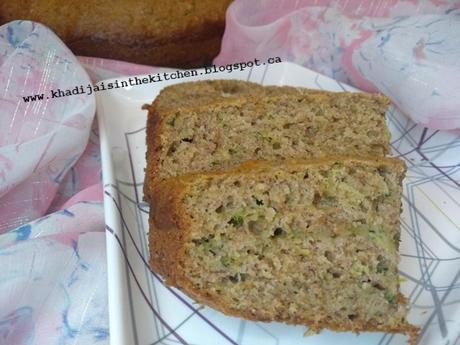 GÂTEAU À LA FARINE DE BLÉ, AUX COURGETTES ET BANANES / WHOLE WHEAT FLOUR ZUCCHINI BANANA CAKE / BIZCOCHO DE HARINA INTEGRAL, CALABACÍN Y PLÁTANO / كيك دقيق القمح و الكوسة و الموز