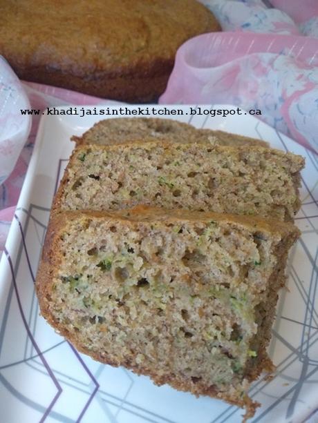 GÂTEAU À LA FARINE DE BLÉ, AUX COURGETTES ET BANANES / WHOLE WHEAT FLOUR ZUCCHINI BANANA CAKE / BIZCOCHO DE HARINA INTEGRAL, CALABACÍN Y PLÁTANO / كيك دقيق القمح و الكوسة و الموز