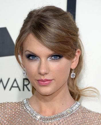 taylor swift silver eye makeup grammys glamourHow They Accessorized at the Grammys