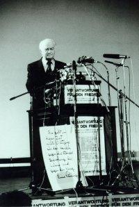 Pauling speaking in Mainz, Germany, July 1983.