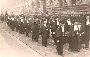 An academic procession at the University of Munich, 1927. Note the arrow pointing to Arnold Sommerfeld.  Photo likely taken by Linus Pauling.
