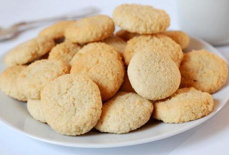 Low-carb amaretti biscuits