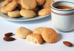 Low-carb almond biscuits - amaretti