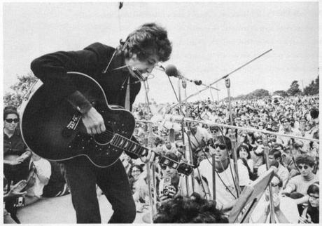 Dylan at the Newport Folk Festival, July 24, 1965 (rirocks.net)