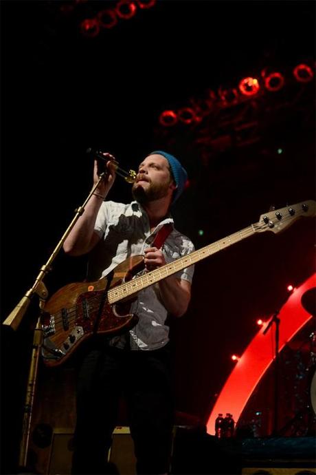 Dr.Dog Terminal5 1.25 1 533x800 DR. DOG BROUGHT SOME NEEDED WARMTH TO TERMINAL 5 [PHOTOS]