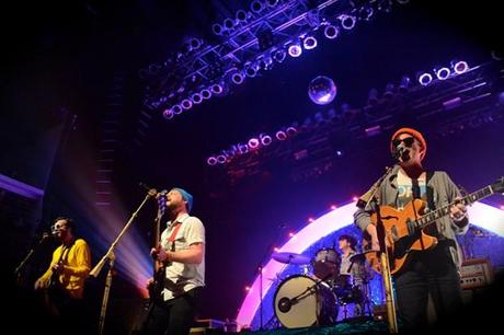 Dr.Dog Terminal5 1.25 2 620x413 DR. DOG BROUGHT SOME NEEDED WARMTH TO TERMINAL 5 [PHOTOS]