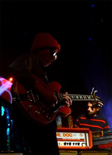 Dr.Dog Terminal5 1.25 3 580x800 DR. DOG BROUGHT SOME NEEDED WARMTH TO TERMINAL 5 [PHOTOS]