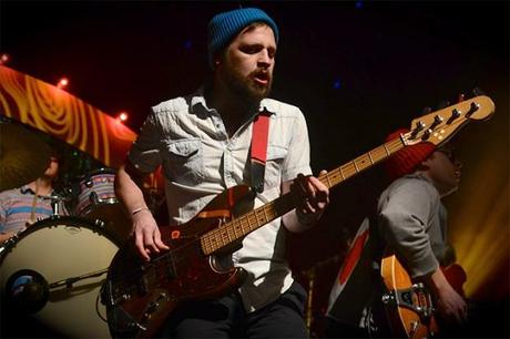 Dr.Dog Terminal5 1.25 6 620x413 DR. DOG BROUGHT SOME NEEDED WARMTH TO TERMINAL 5 [PHOTOS]