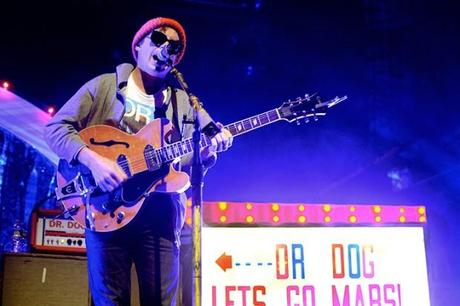 Dr.Dog Terminal5 1.25 5 620x413 DR. DOG BROUGHT SOME NEEDED WARMTH TO TERMINAL 5 [PHOTOS]