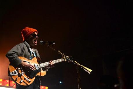 Dr.Dog Terminal5 1.25 10 620x418 DR. DOG BROUGHT SOME NEEDED WARMTH TO TERMINAL 5 [PHOTOS]