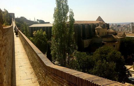 Walking along Girona's Roman wall
