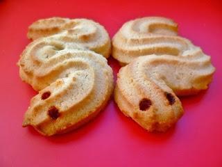 celebrate chinese new year with dragon cookies (loong peng)