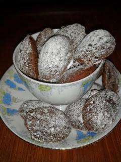 Honey chocolate madeleines in teacup