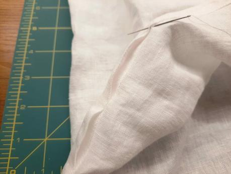 Transforming a thrifted linen caftan into a shirt (historybounding vibes) Turning a thrifted linen caftan into a shirt: hand-sewing the bottom hem with invisible hand-stitches